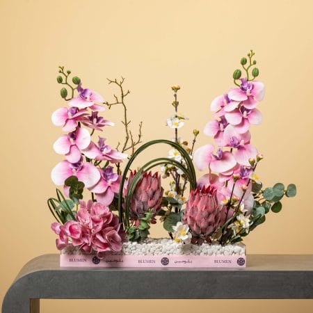 تنسيق زهري طويل باللون الأحمر مع توت وريش في مزهرية ملفوفة حمراء على خلفية بيج