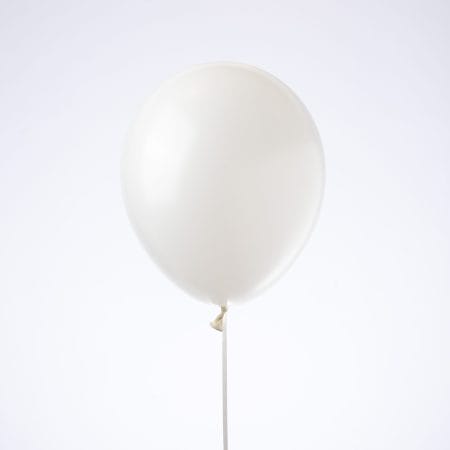 بالون أبيض