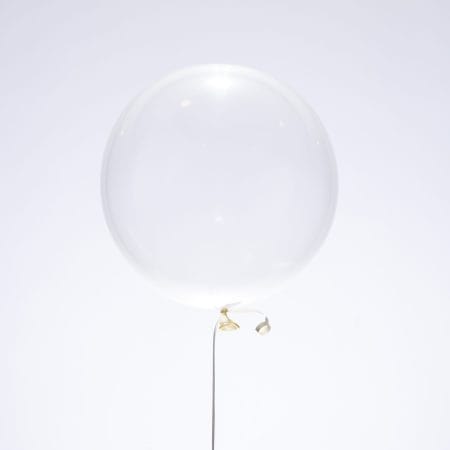 بالون أبيض مستدير