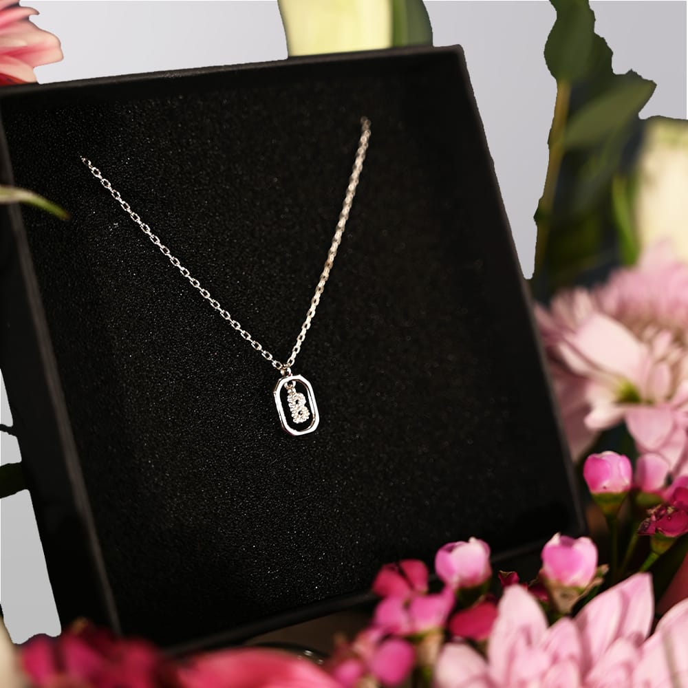 B بي دي باولا قلادة فضة بتصميم حرف صغير الحجم مع ورد - الصورة 2